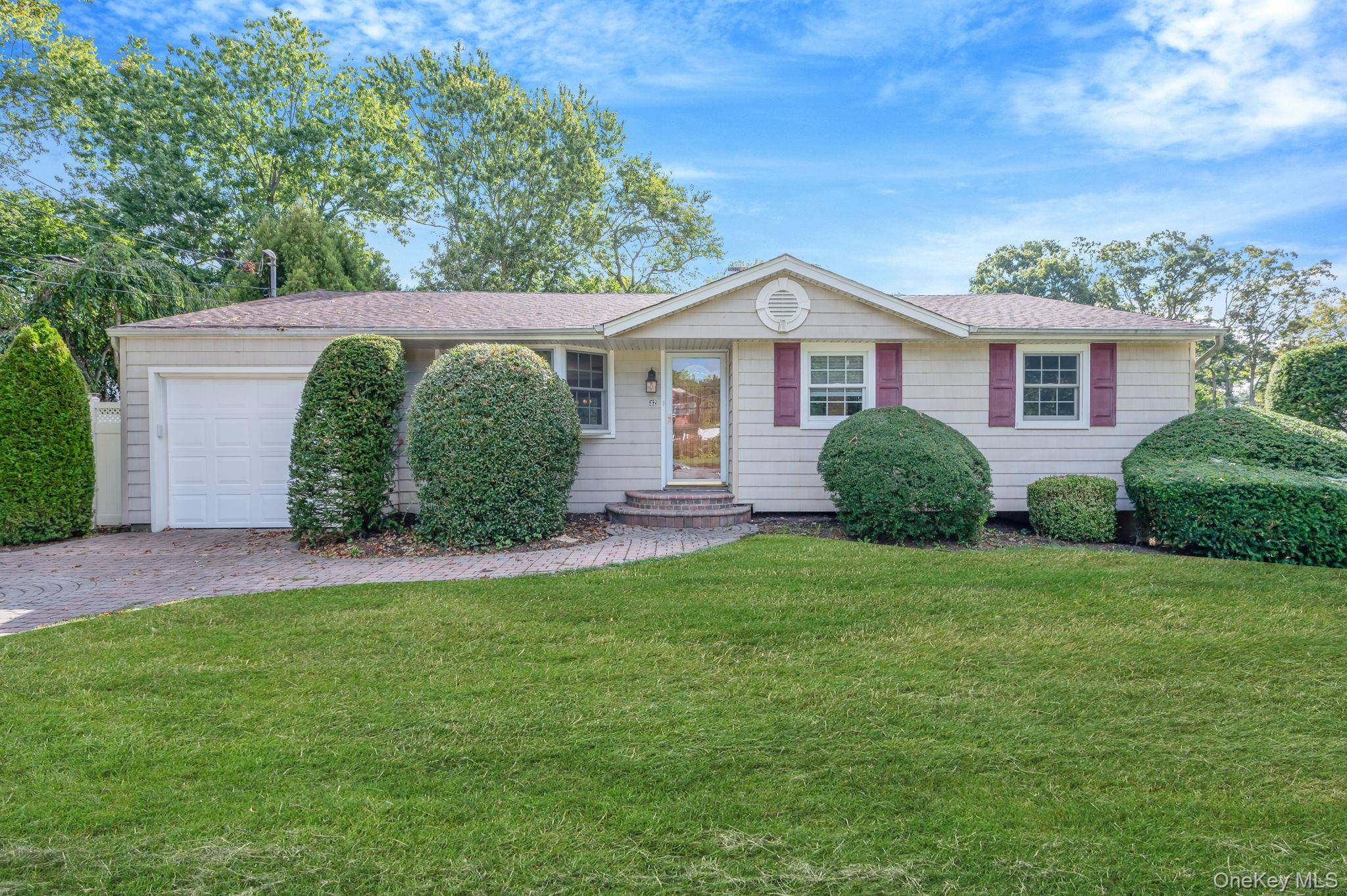 Welcome to 32 Seaman Neck Rd in Dix Hills.