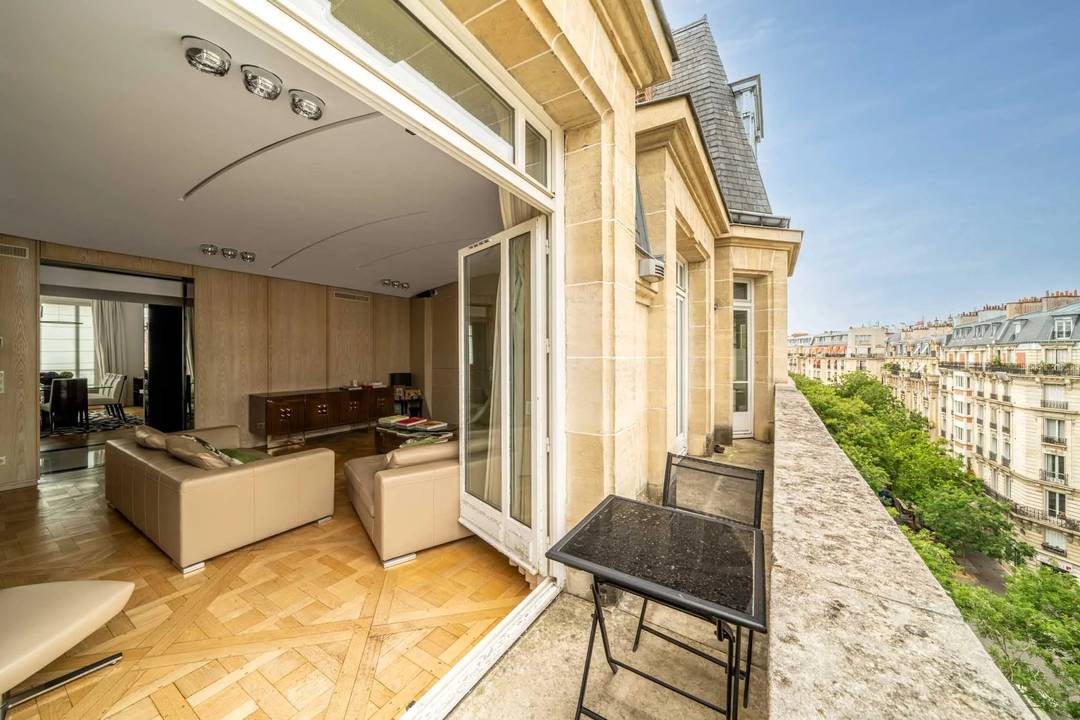 Dernier étage avec balcon - Paris 16