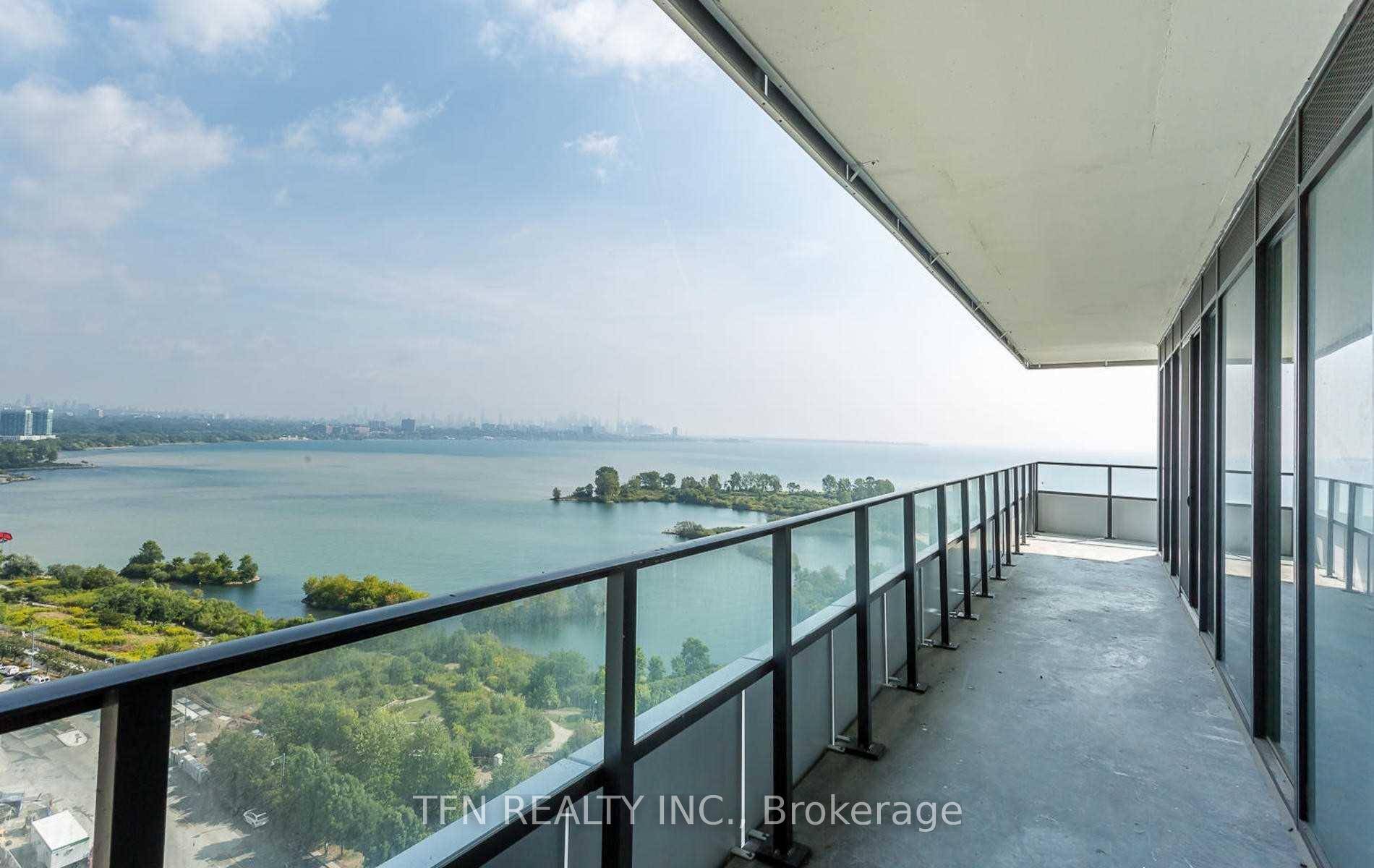 Large Corner Suite With Fabulous Unobstructed View Of Lake Ontario amp ; Downtown Skyline !