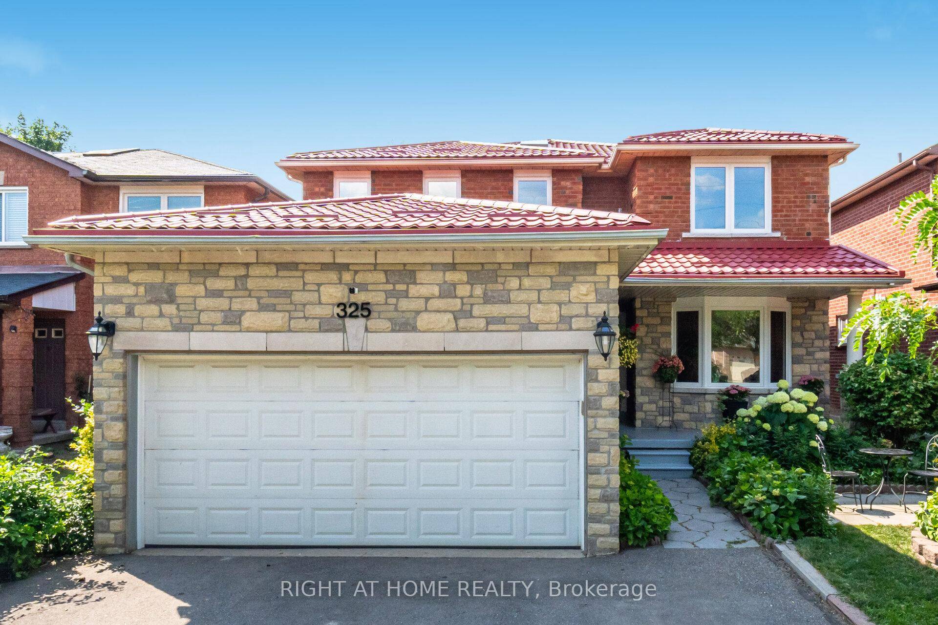 Beautifully upgraded home in the heart of Mississauga !