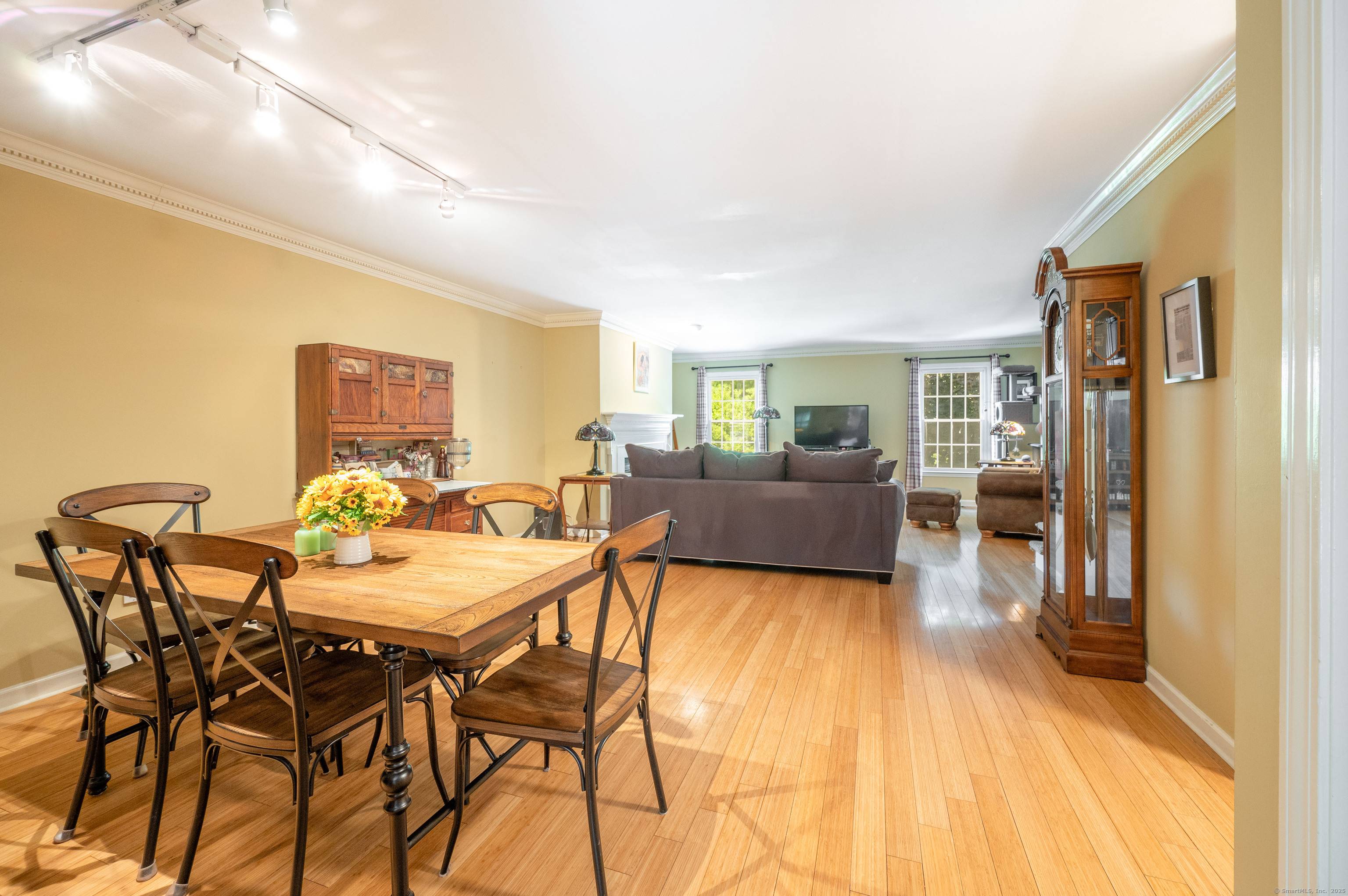 PRICE REDUCED MOVE RIGHT IN !