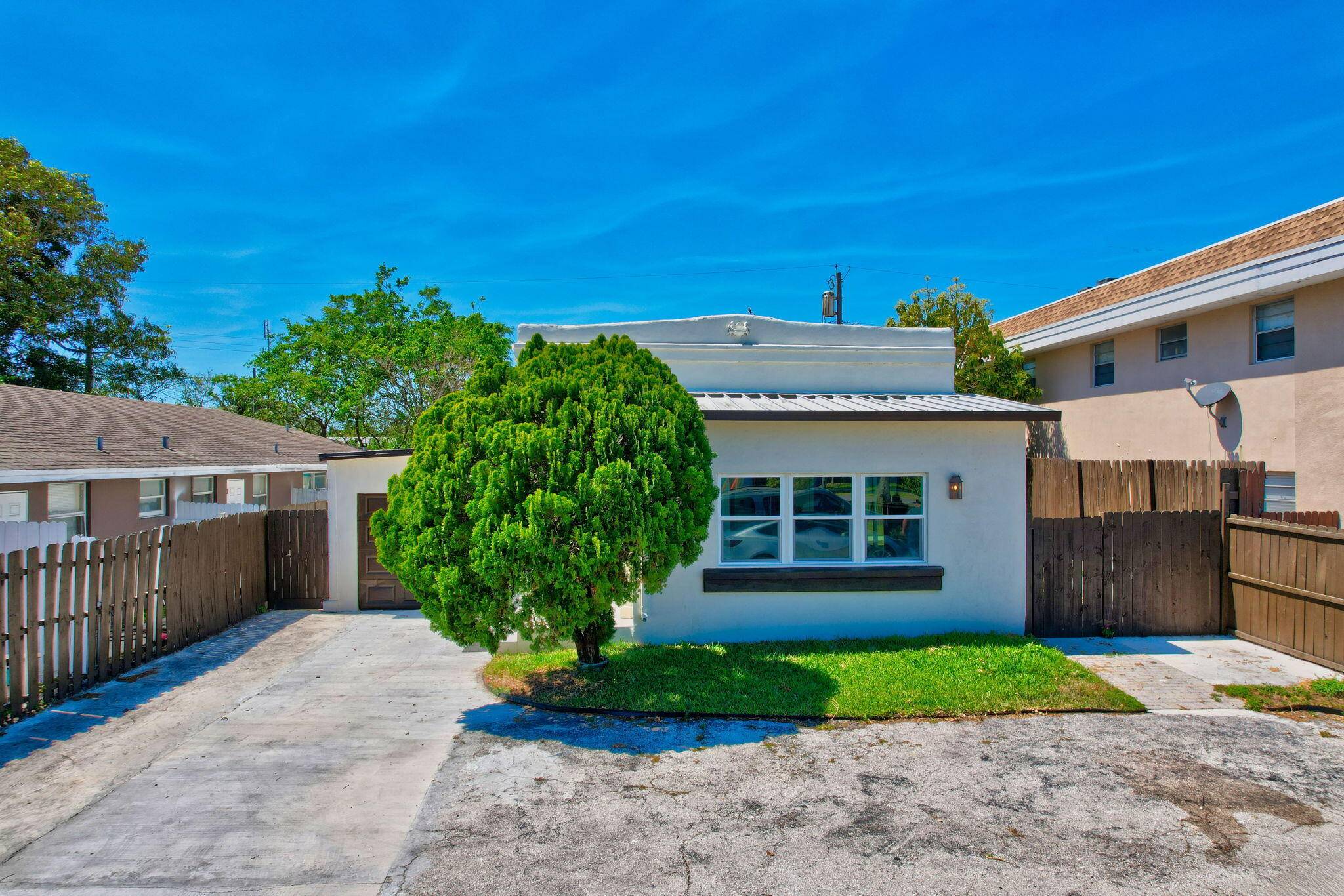 Welcome to your dream home in Lake Worth !