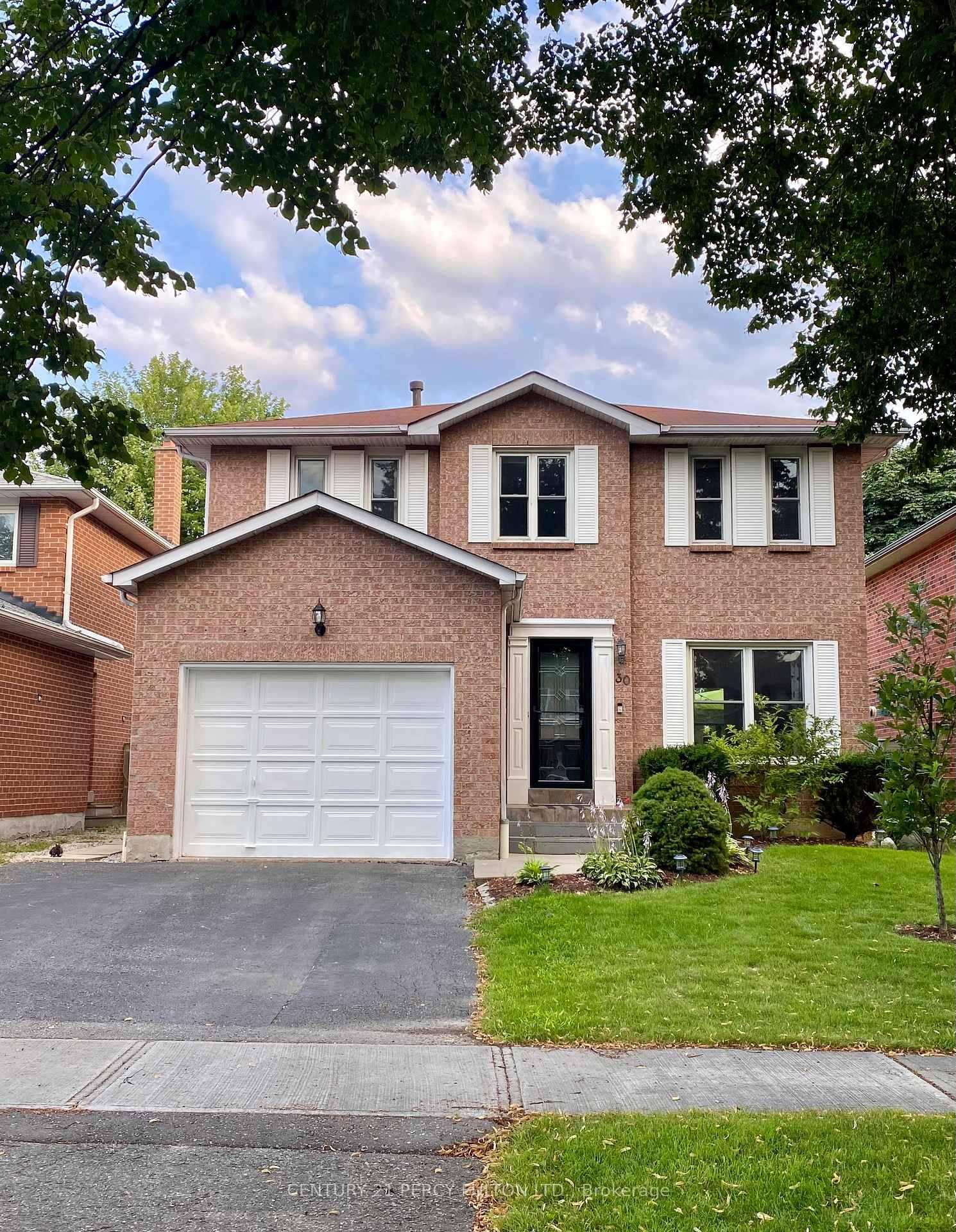 Welcome to this beautifully maintained detached home, available for lease in oa family friendly and convenient neighbourhood !