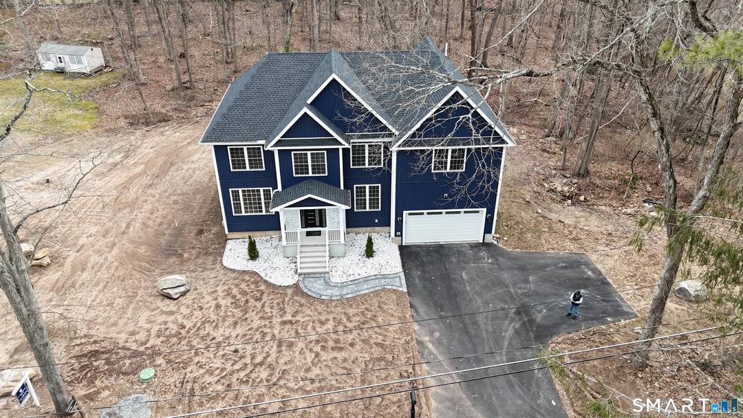 ONLY A 3 MINUTE WALK TO THE BEACH !