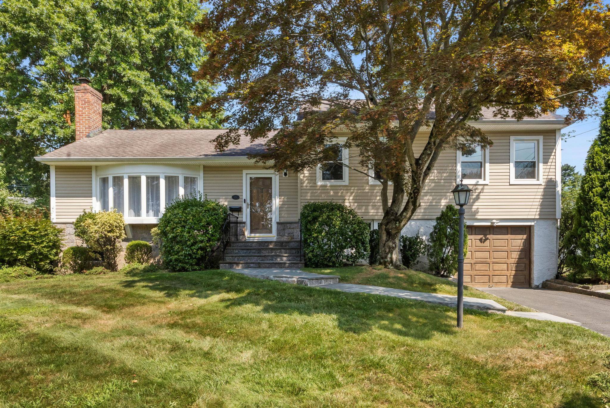 Sunny fresh home in quiet neighborhood ready to rent today !