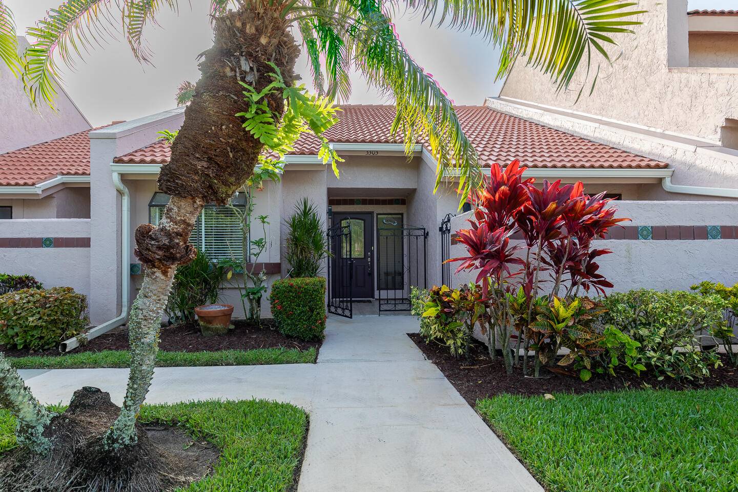 Lovely updated 3 bedroom 3 bath ONE STORY villa in the Villas of Sandpiper Bay.