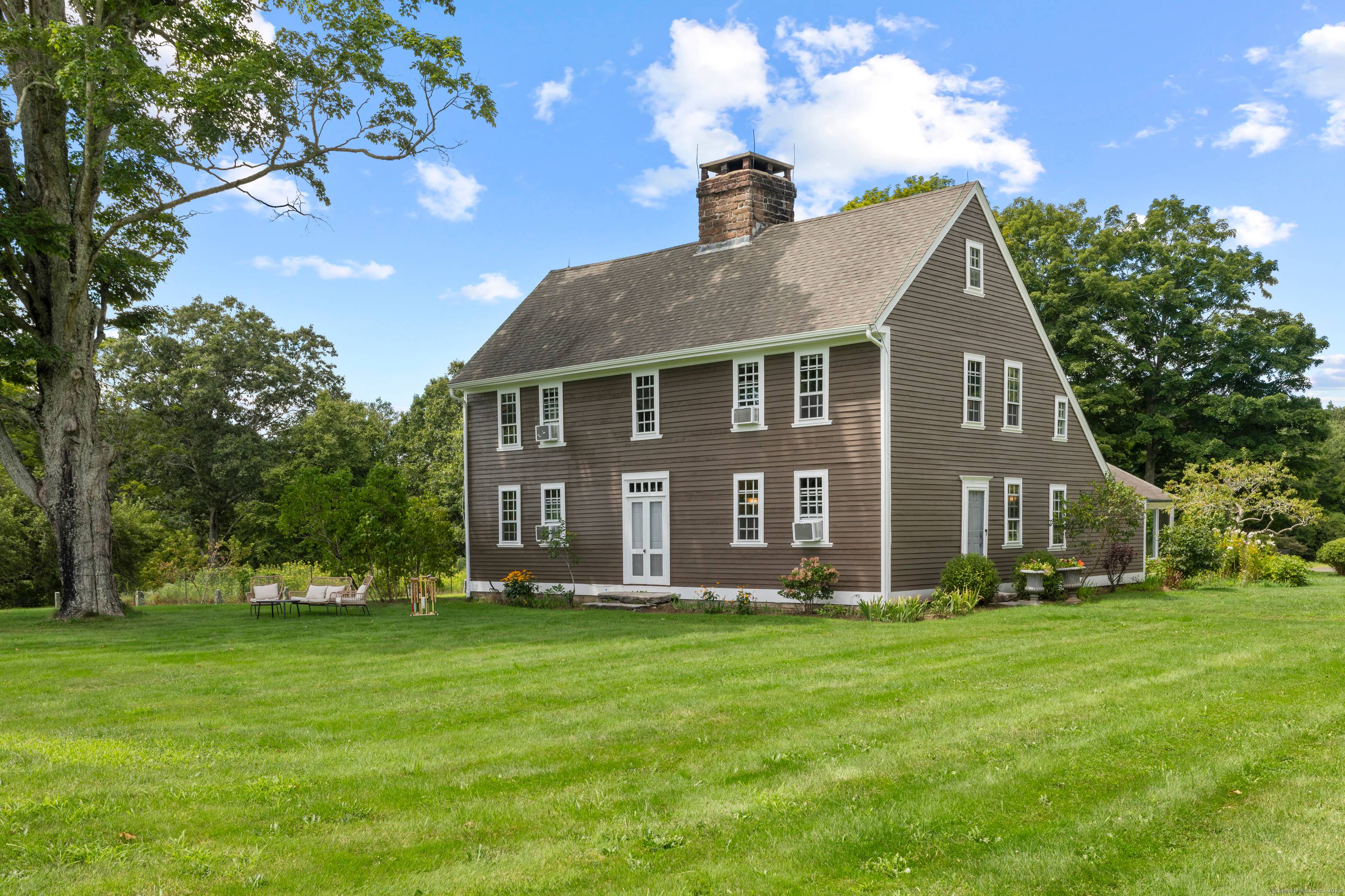 Discover a rental like no other where privacy and convenience delightfully collide !