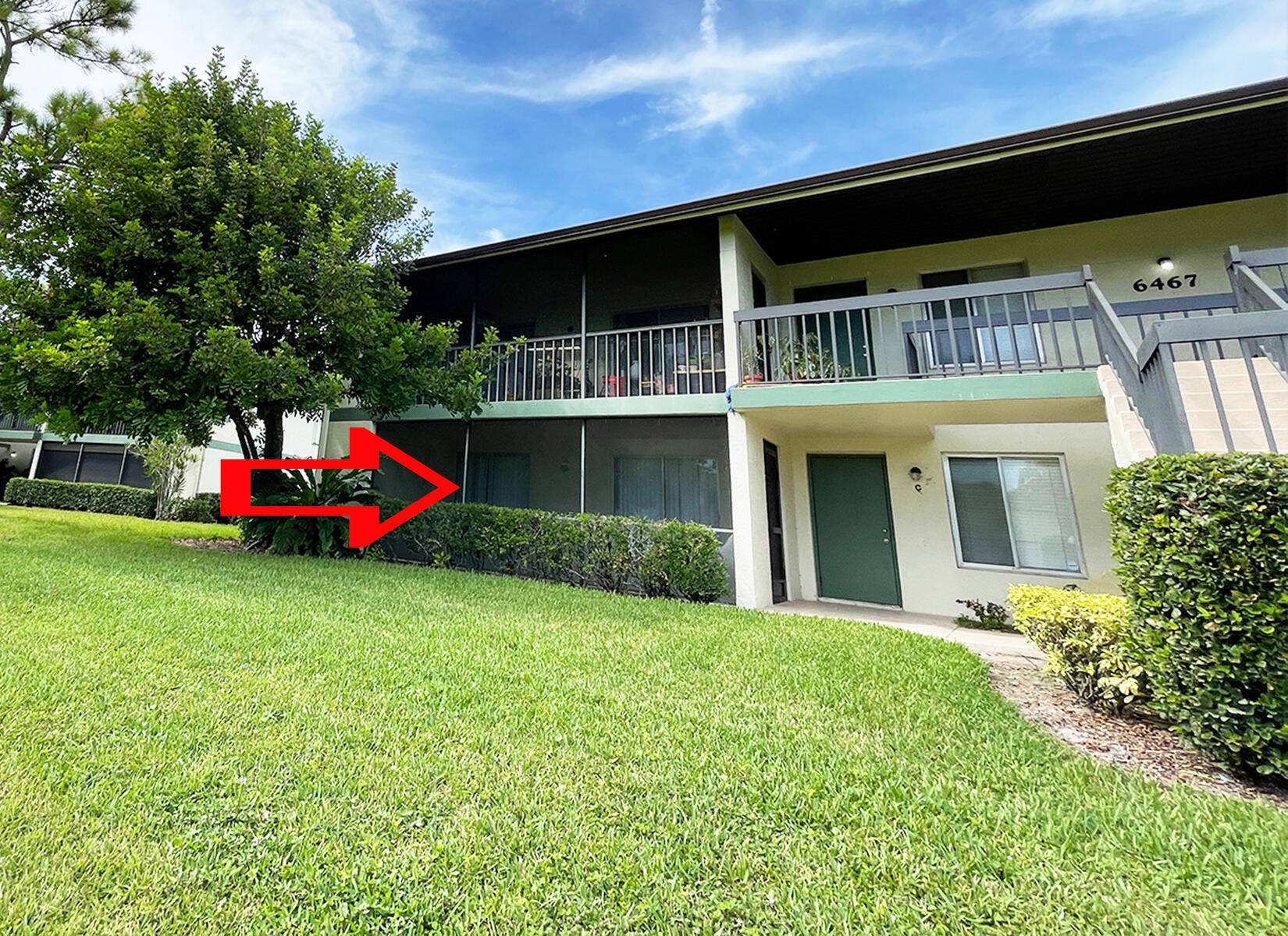 MOVE IN READY ! Well Maintained, Updated, GROUND Floor Corner Unit, 980sf, 2 Full Beds, 2 Full Baths in Chasewood South.