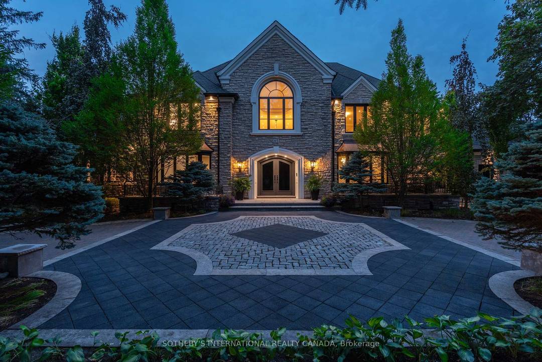 Fully renovated, this 5 1 bedroom, 8 bathroom transitional estate backs onto holes 6 and 7 of the prestigious National Golf Course in Woodbridge.