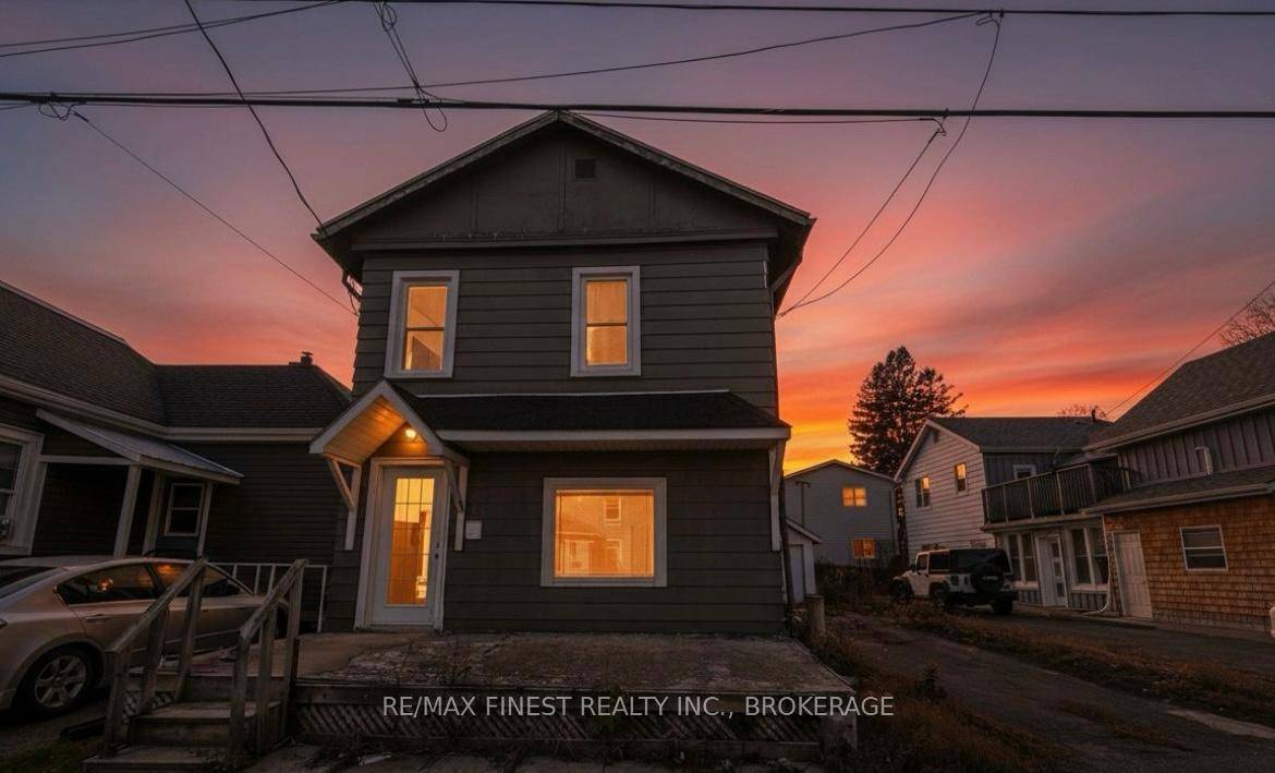 IDEAL STUDENT RENTAL WITH 3 1 BEDROOMS AND 2 NICELY FINISHED BATHROOMS, MAIN FLOOR LAUNDRY ALLIN A MOVE RIGHT IN READY TO GO PACKAGE.