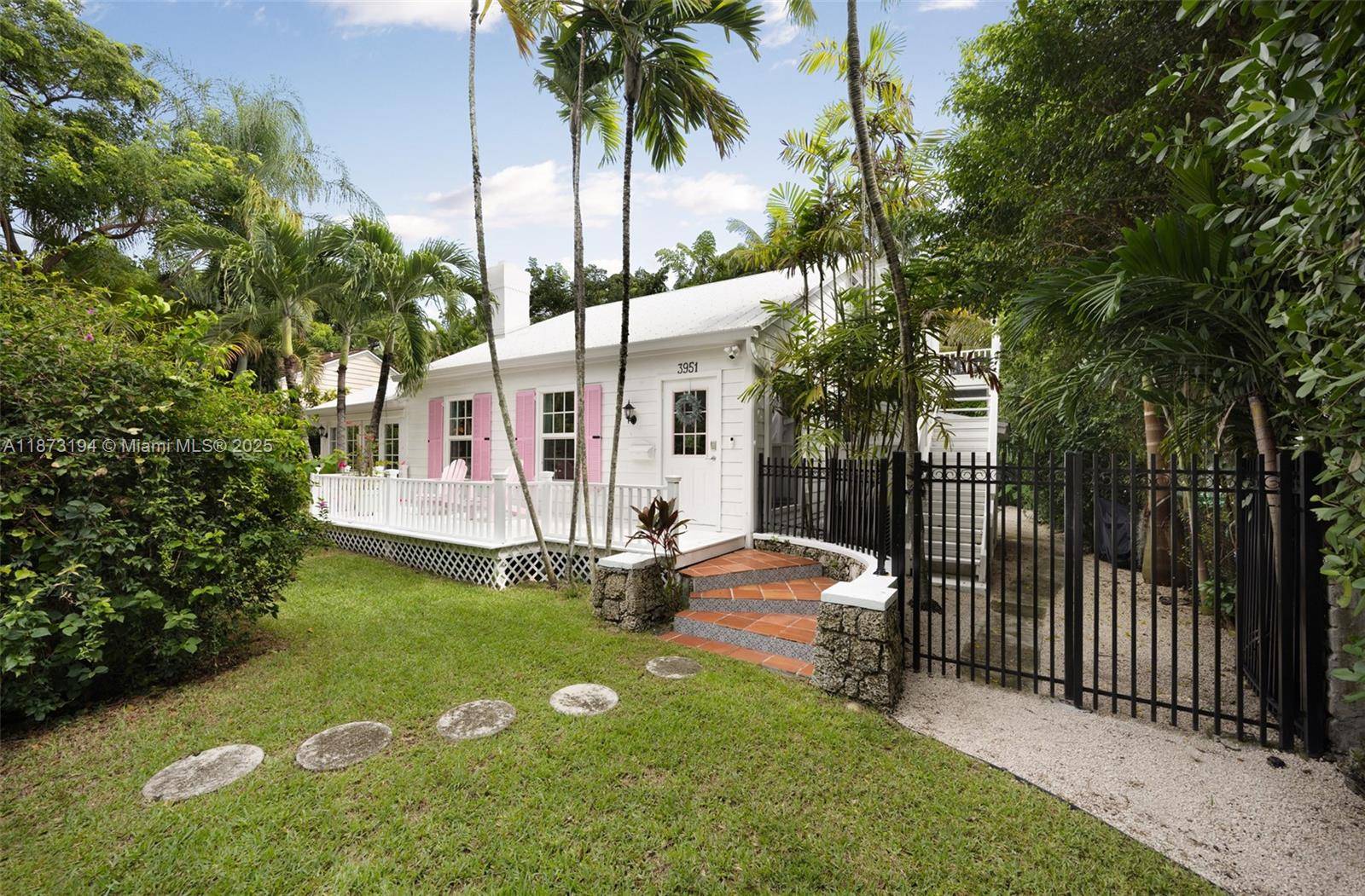 Welcome to the cutest cottage in Coconut Grove !