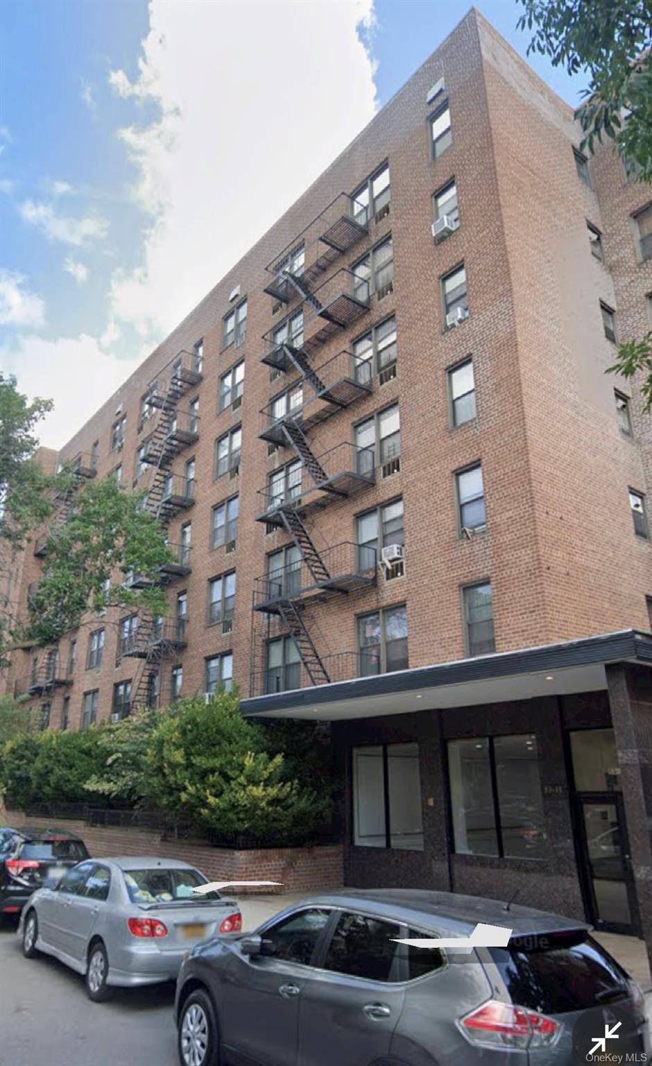 Great location in the center of Elmhurst !
