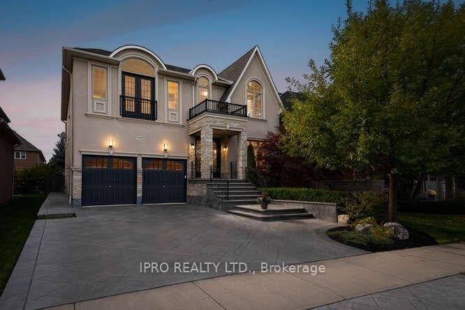 Indulge in the epitome of luxury living at 3380 Mistwell Crescent, an exquisite 4 1 bedroom, 5 bathroom residence nestled in Oakville's prestigious Lakeshore region.