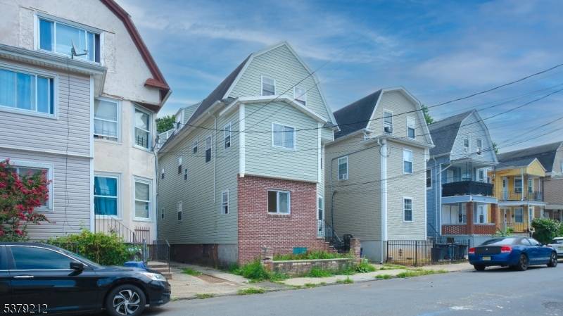 Welcome to Upper Vailsburg where you'll find a fantastic investment opportunity in a thriving Newark neighborhood !