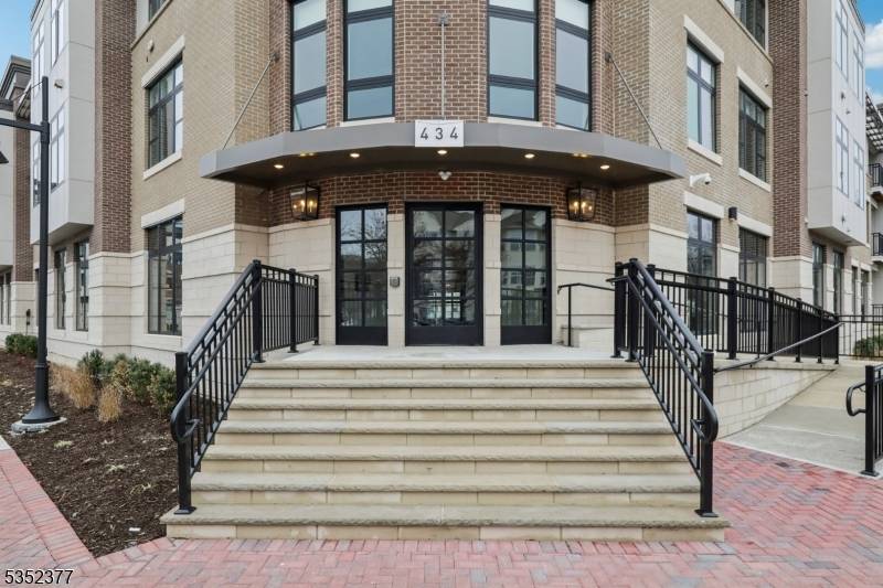 Luxury Living Redefined Modern Elegance at Clarus Berkeley Heights features a stunning collection of modern rental residences, designed to blend contemporary style with luxurious comfort.