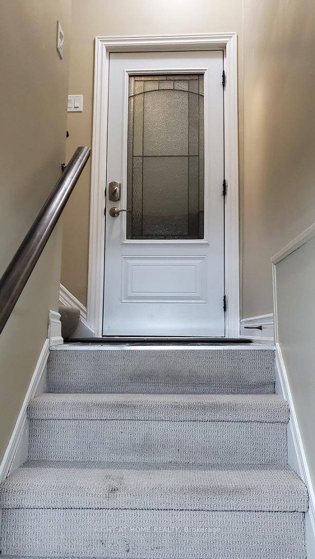 GORGEOUS 2 BEDROOM APT WITH PRIVATE ENTRANCE amp ; ENSUITE LAUNDRY.