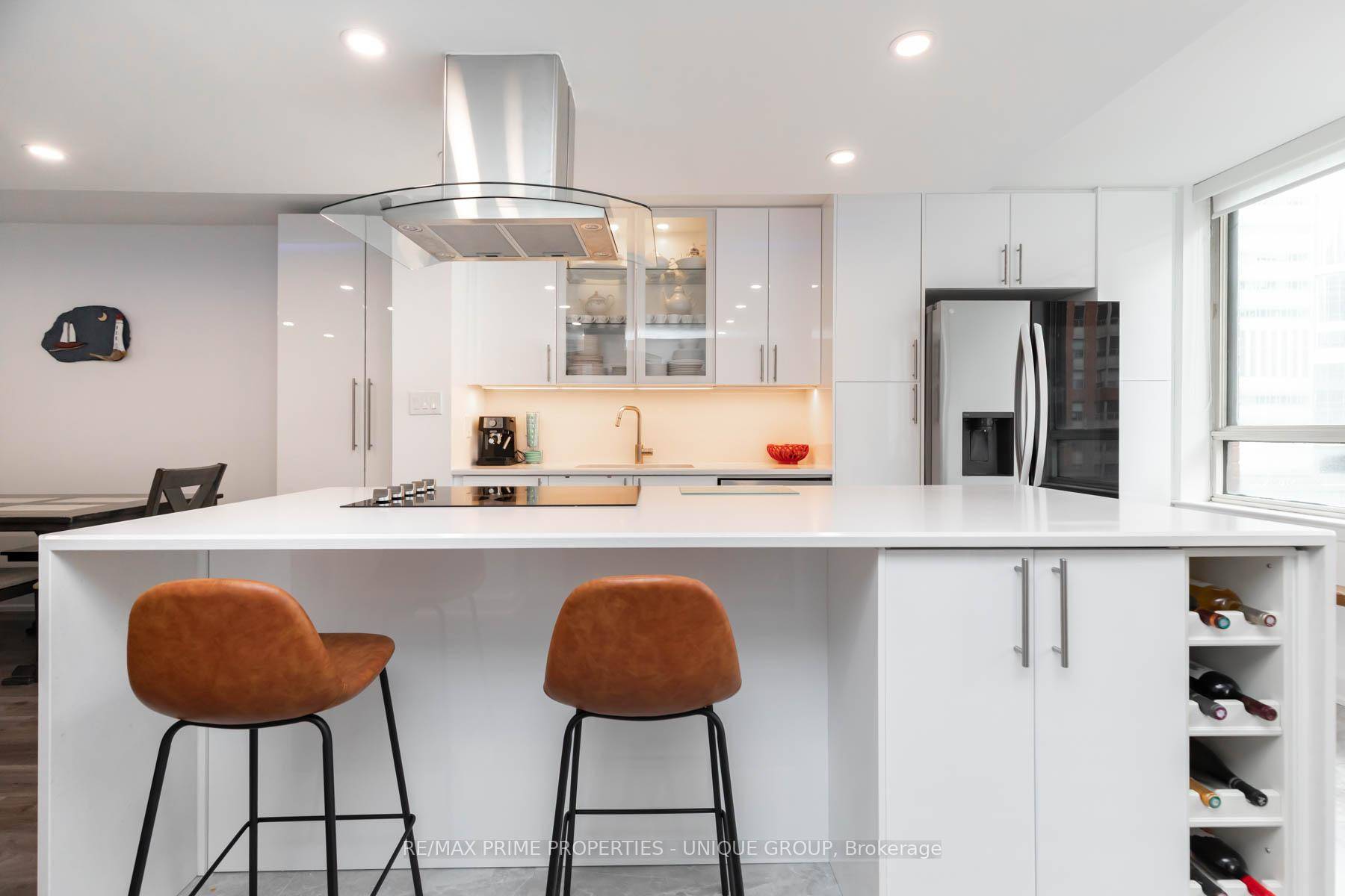 Welcome to this beautifully renovated and generously sized one bedroom suite at the well established Horizon on Bay.