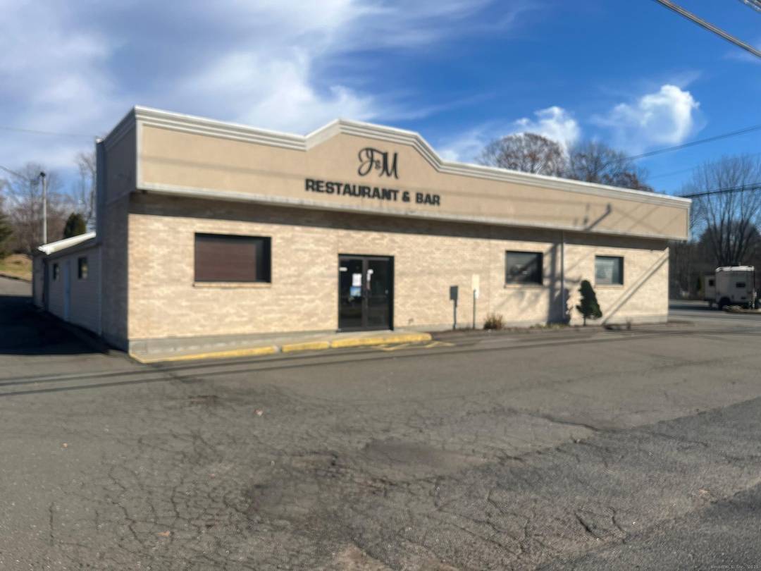 TURN KEY 4780 SQ FT BUILDING THAT WAS LAST USED AS A RESTAURANT BAR, BOOTHS, TABLES, CHAIRS, WALK IN COOLER FULL KITCHEN ALL INCLUDED IN THE PRICE PLENTY OF PARKING ...