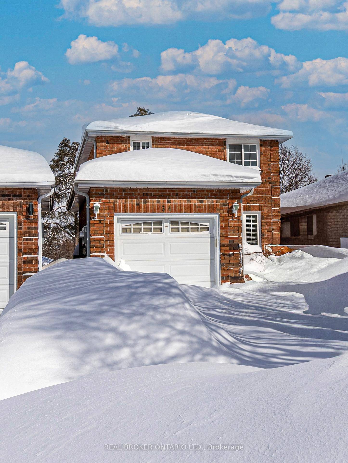 Welcome to this stylish and modern 3 bedroom, 2 bath home in a sought after neighbourhood !