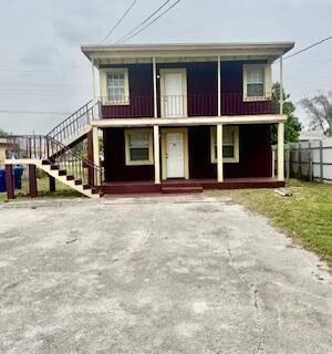 Don't miss this excellent opportunity to own a well maintained 2 bedroom, 1 bathroom duplex perfect for first time buyers, investors, or those seeking low maintenance living.