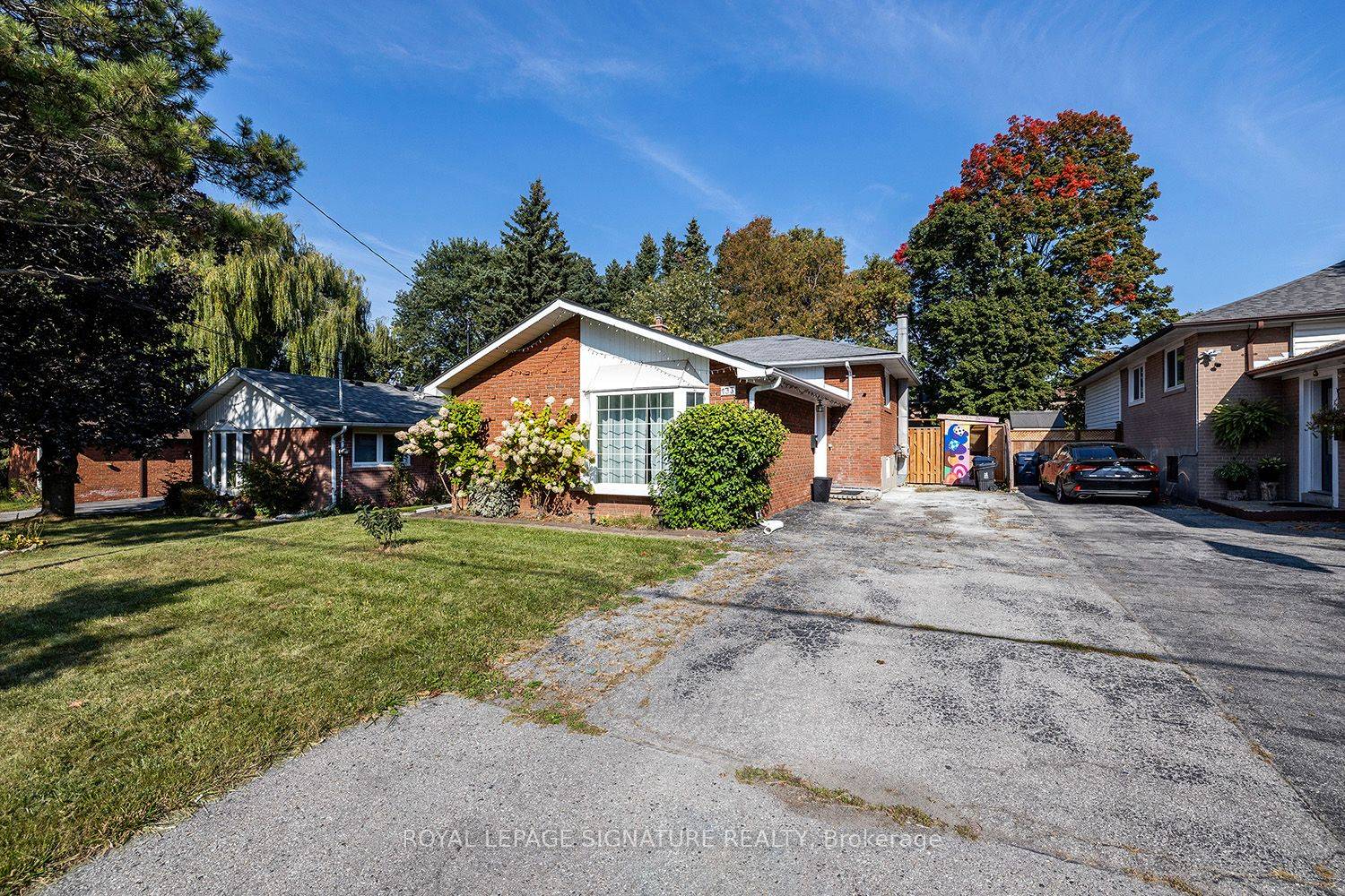 Gorgeous Detached Back Split In A Wonderful Woburn Neighbourhood !