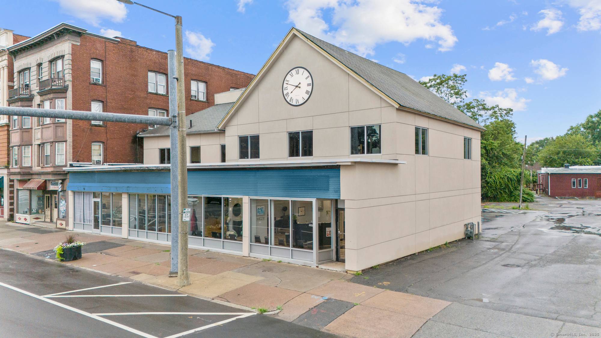 Located at 1191 1195 Main Street in East Hartford, this well positioned property offers excellent visibility along a high traffic corridor with over 20, 000 vehicles passing daily.