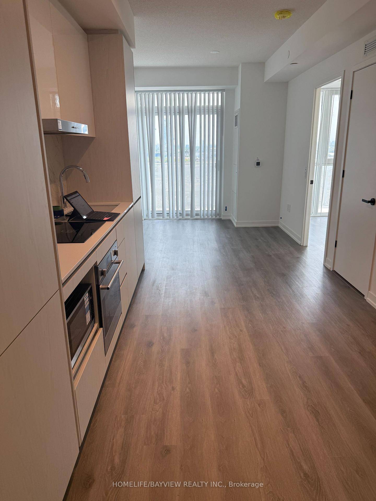 Beautiful Apt to live. Enjoy higher floor on Simcoe st.