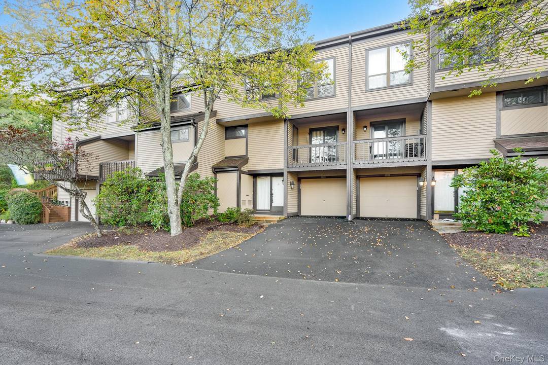Welcome to 113 Antler Ridge in Ossining, NY a spacious condo full of potential, nestled in the desirable and well maintained Deerfield community.