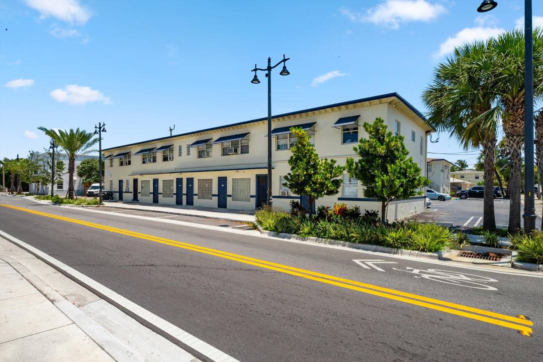 Property located in Downtown West Palm Beach large assetThis asset is great for a new or seasoned investor, 22 units total, 3 parcels, 3 bldgs.