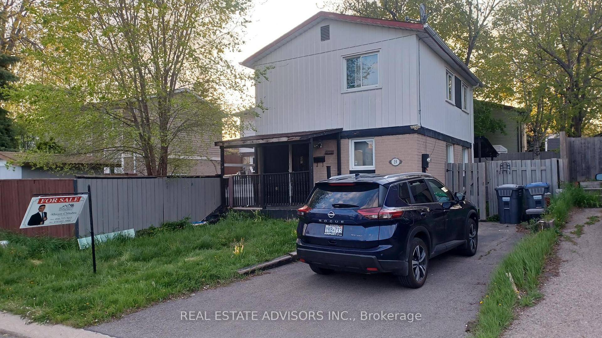 This detached home features 3 bedrooms and 2 bathrooms, situated on a peaceful court.
