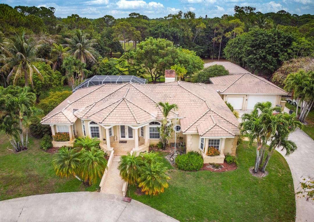 EQUESTRIAN DREAM estate with riding rink luxury barn.