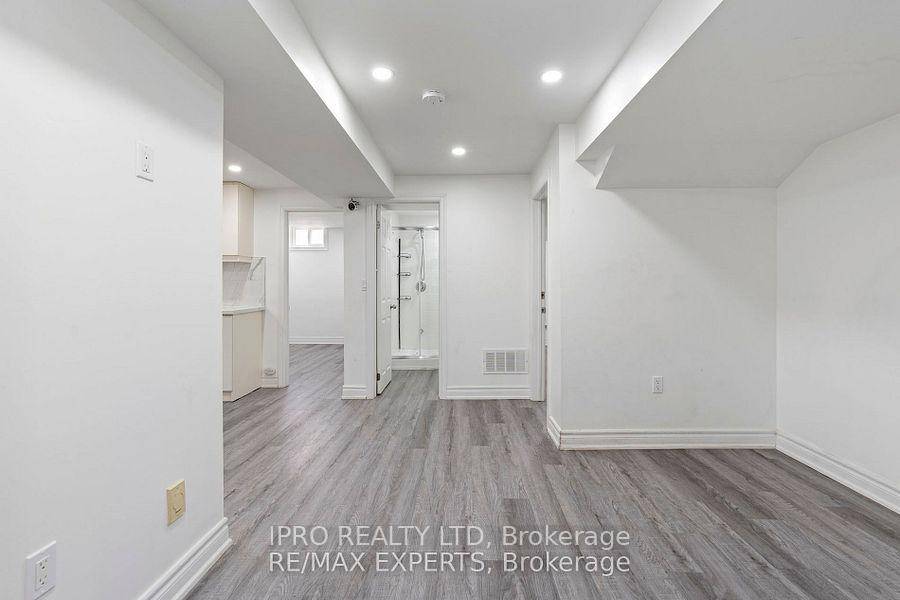 Bright amp ; Spacious 2 Bedroom Basement Apartment for Rent !