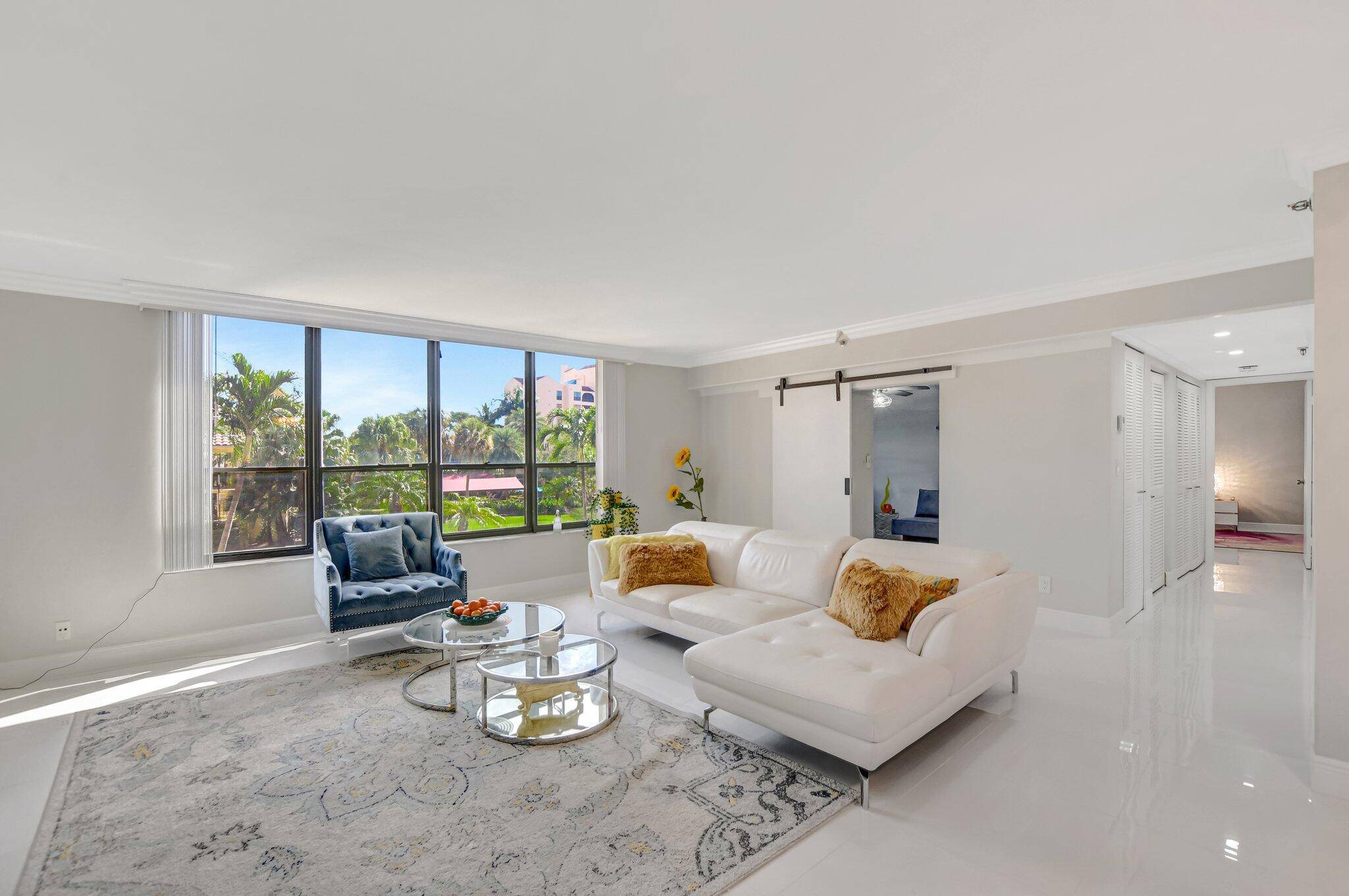 Modern, very well maintained unit, centrally located in Boca Raton famous Boca Pointe Community.