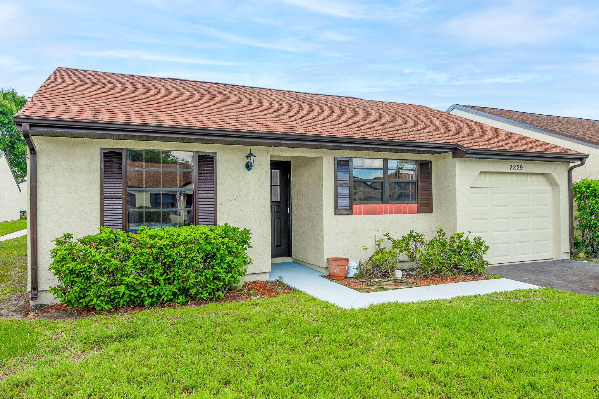 Impeccably Upgraded Move In Ready in Walton Court !