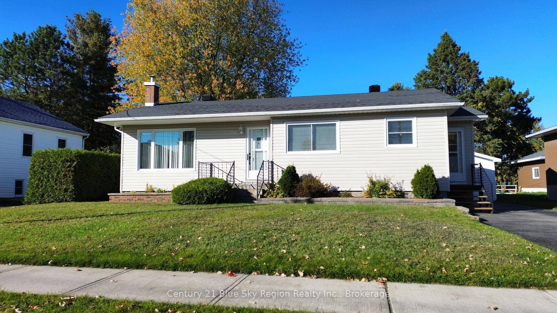 Welcome to this charming 3 bedroom, 1 bathroom bungalow, ideally located within walking distance to all amenities.