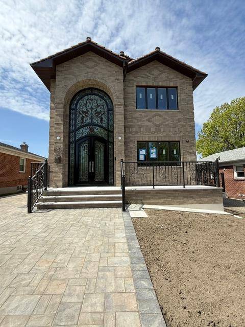 Located in Bayside, a famous community in Queens, New York, this newly completed independent house in 2025, enjoys a quiet street and beautiful environment.