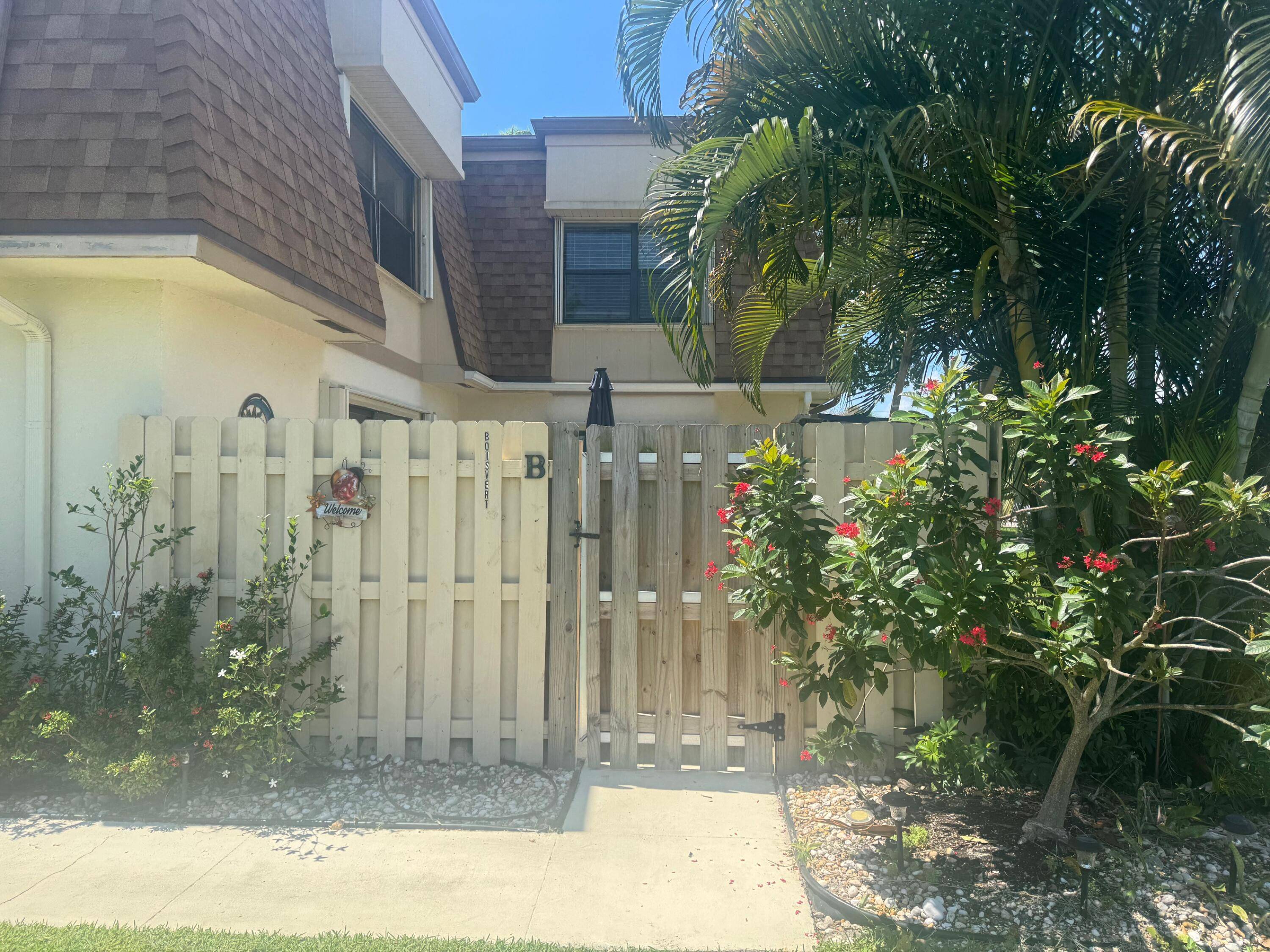 Welcome to your new home in beautiful Rainberry Bay.