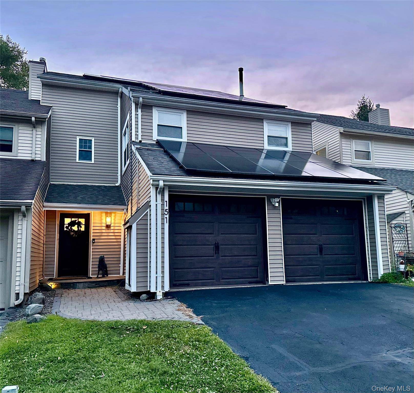 Move in ready ! This gorgeous townhouse has so much space !