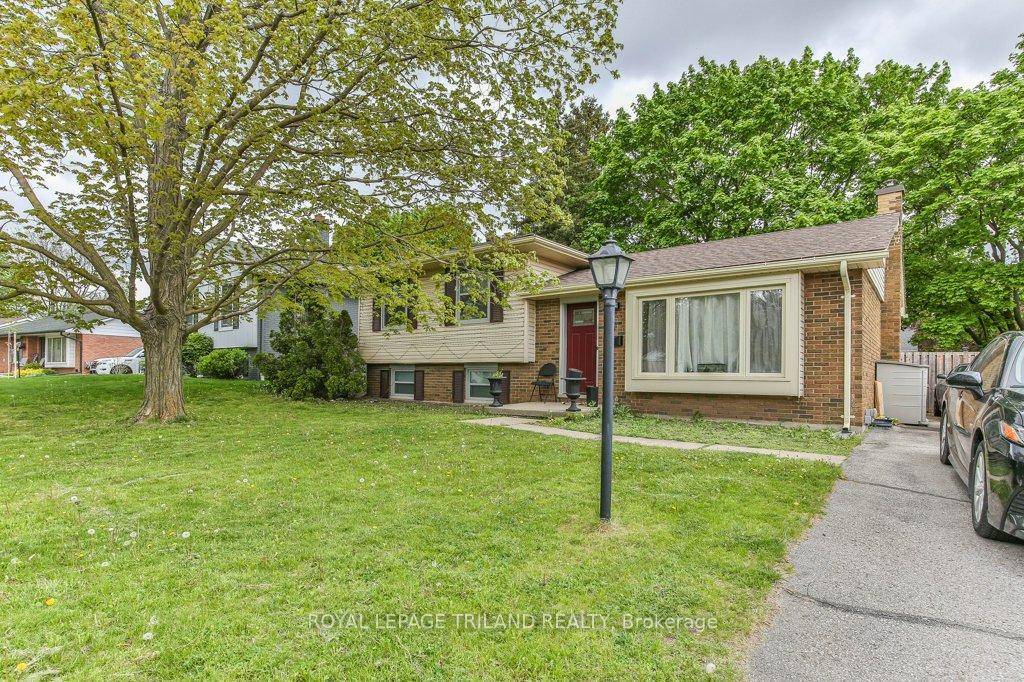 Welcome to this 4 Level side split in a great family neighbourhood in Northridge London.
