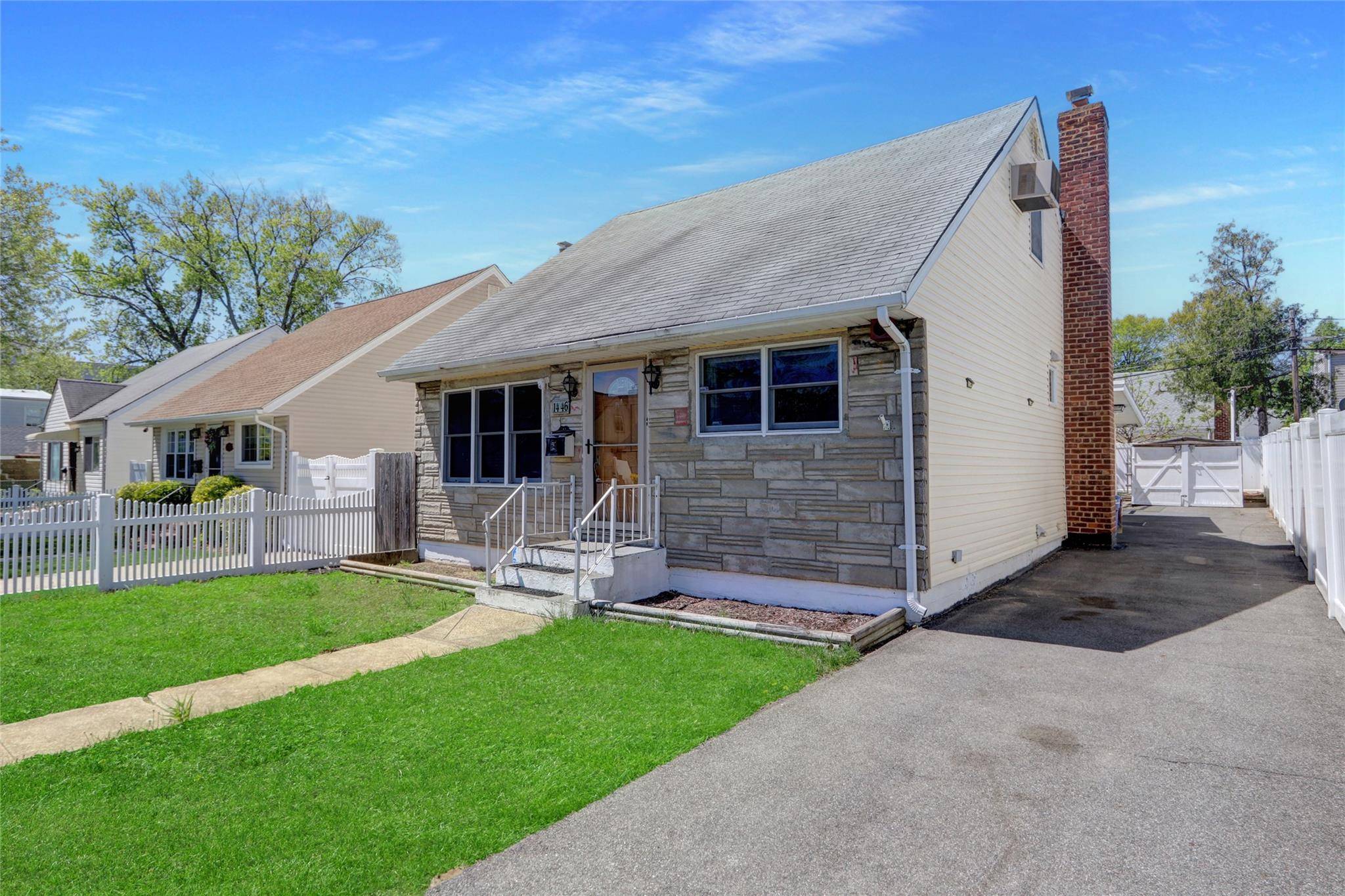 Well maintained home in Whitestone.