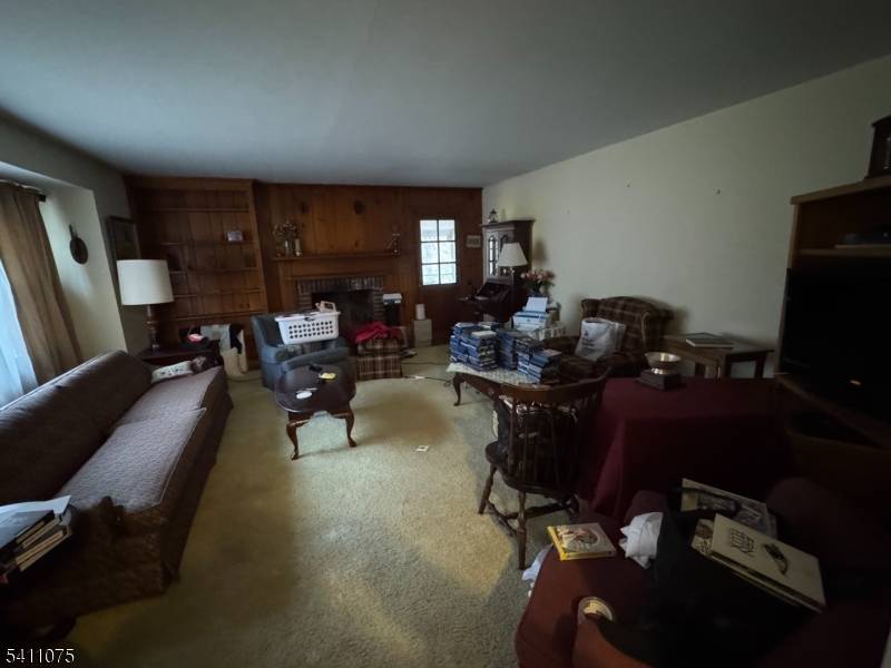 Location to the utmost ! Situated on a cul de sac in desirable Washington Valley area.