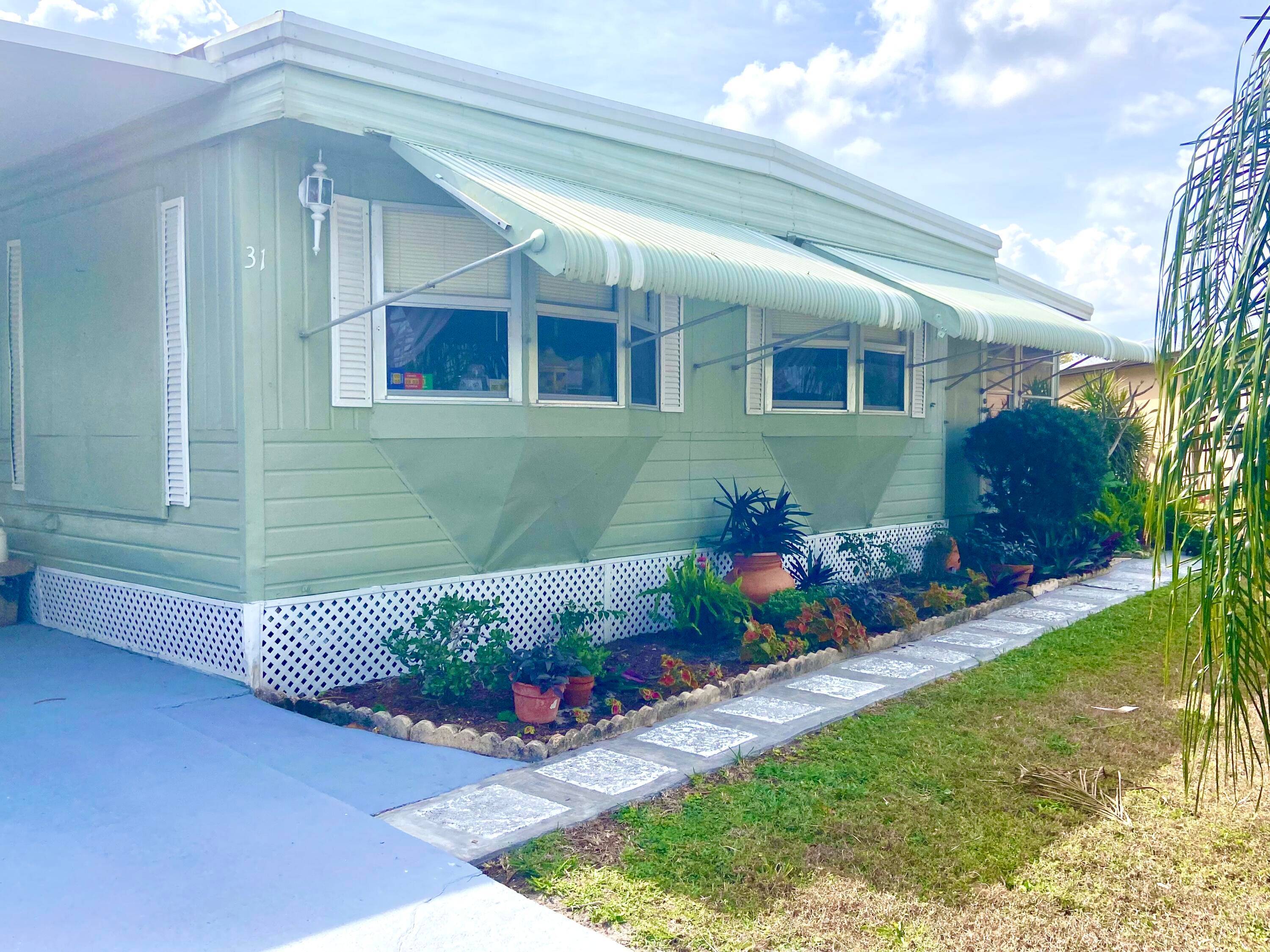Yes ! You've finally found that lake house you've been searching for at 31 Grande Vista Way !