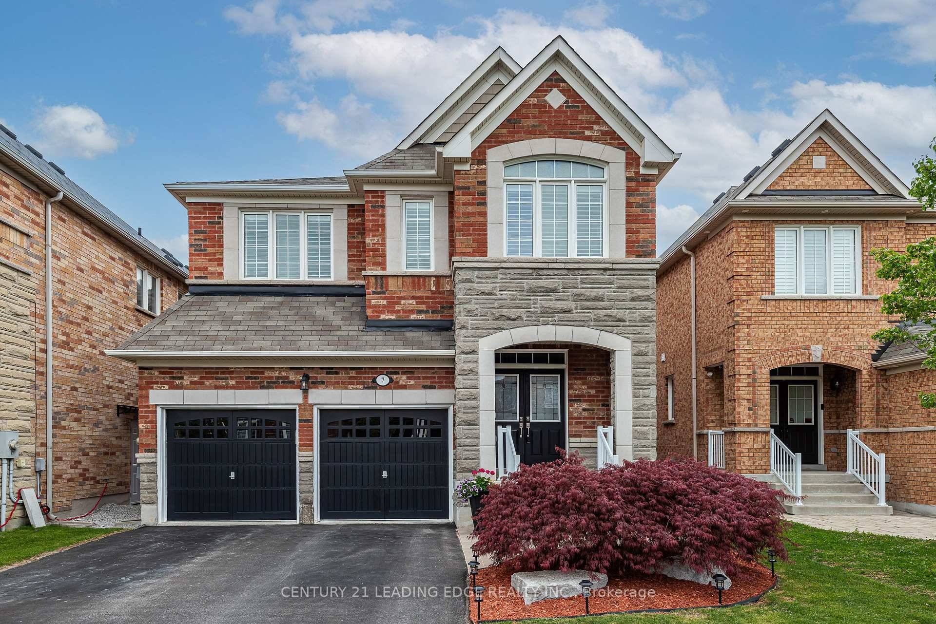 Welcome to 7 McCann Crescent A spacious and stylish family home.