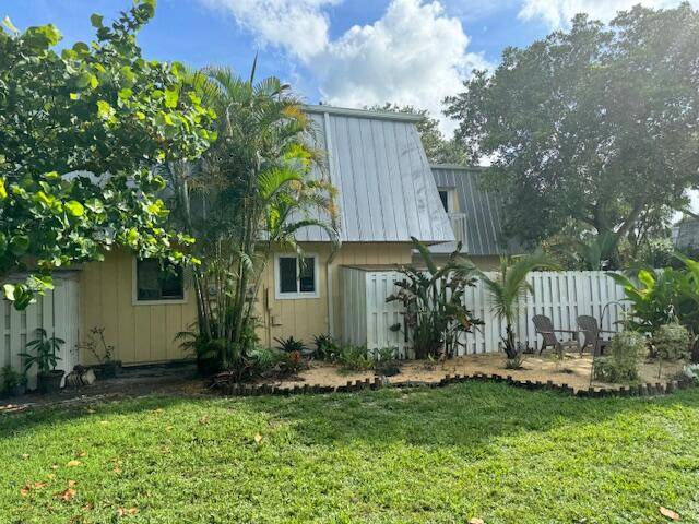 Spacious 2 bedroom 2. 5 bath property in the heart of Jupiter available for rent.
