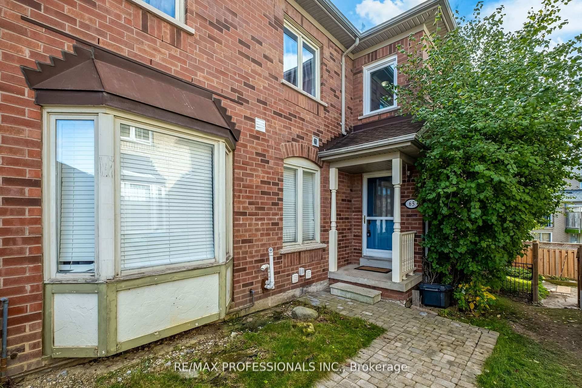 Welcome to this beautifully maintained 3 bedroom, 2 bathroom freehold end unit townhouse, offering comfort, light, and functionality in a sought after neighbourhood.