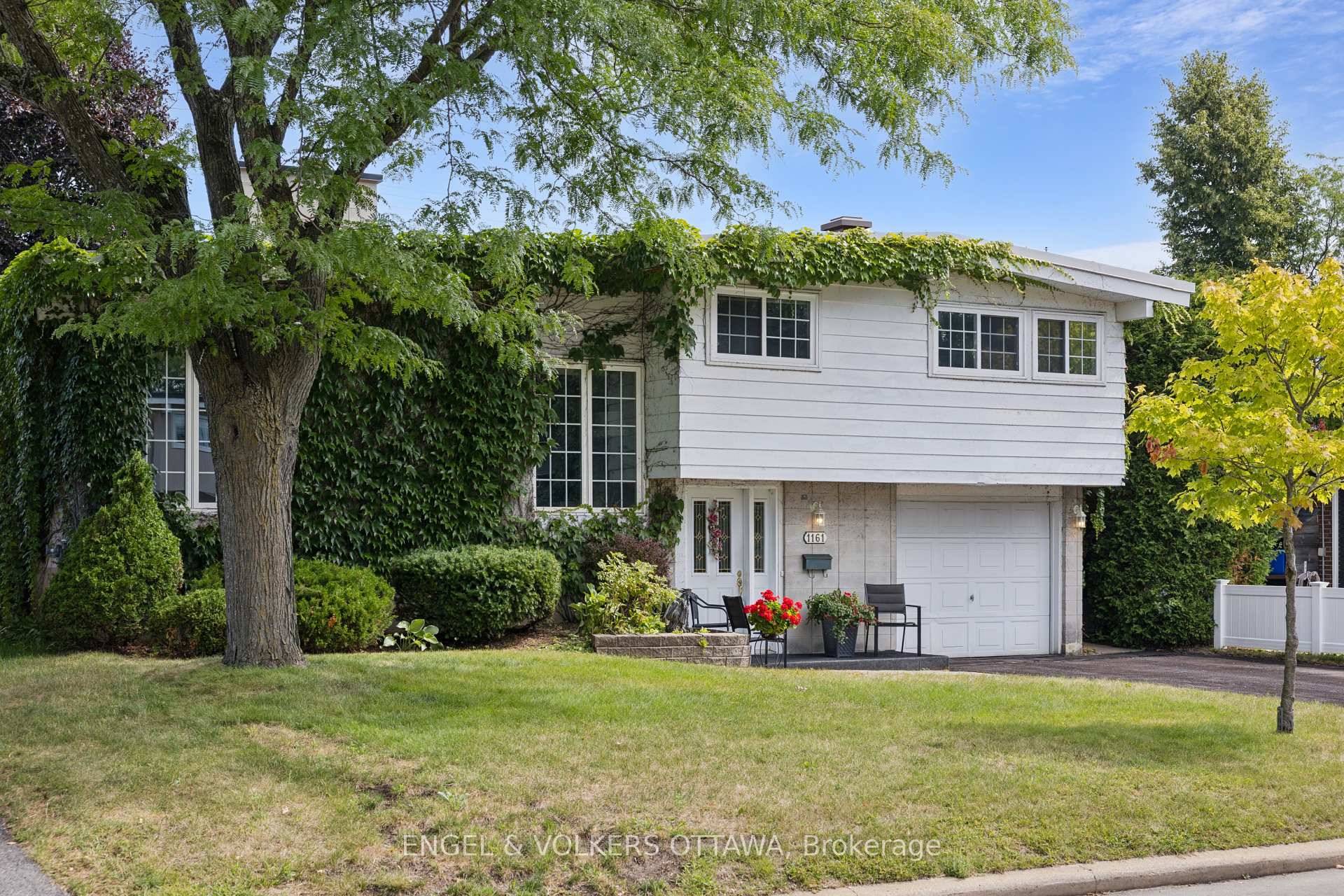 Welcome to this classic side split in sought after Copeland Park !