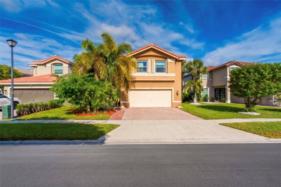 The lakefront home you ve been waiting for in the guard gated community of Silver Shores, one of West Miramar s most sought after neighborhoods.