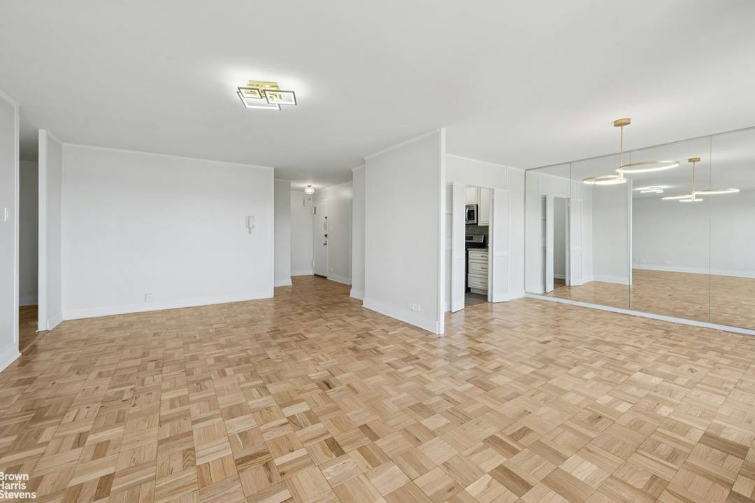 EXPERIENCE COMFORT AND LUXURY IN YOUR NEW HOME !