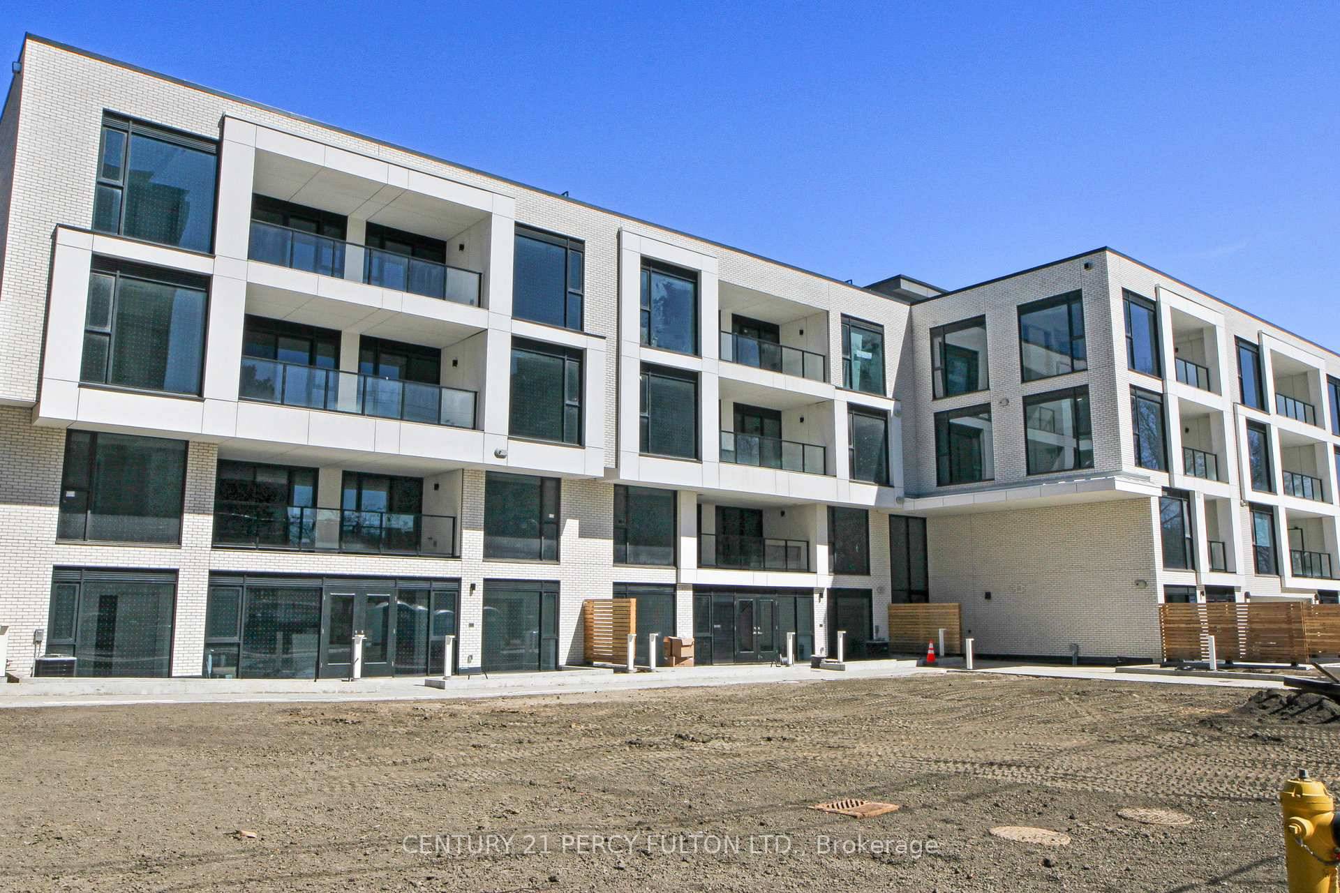 Welcome to luxury ! This beautiful 2 bedroom sunbathed condo is for the most discerning buyer seeking sophisticated living in the prestigious Keewatin community.
