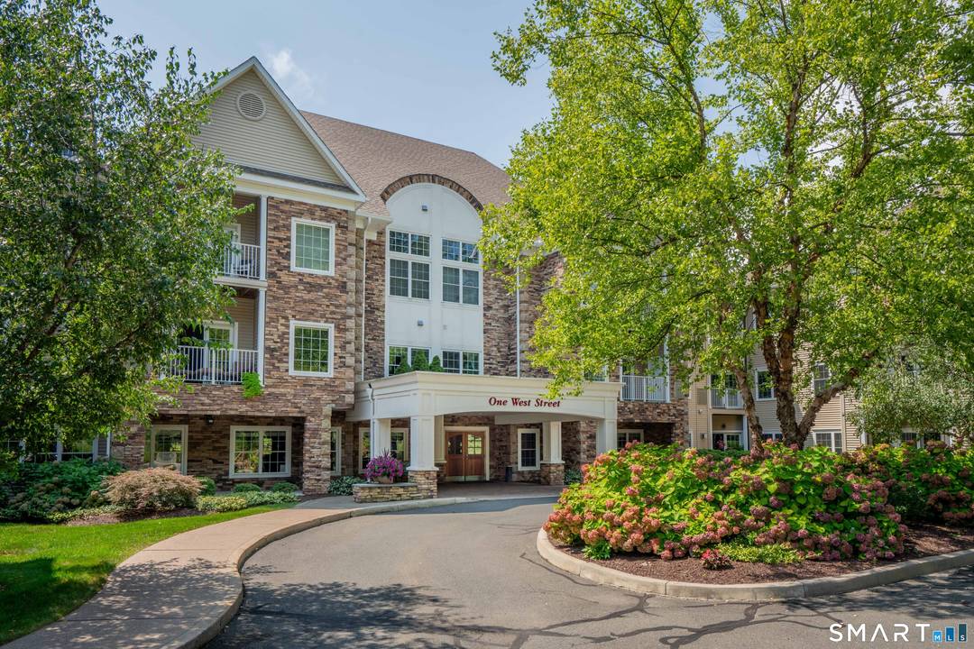 Location, location. Spacious one level living at Hopmeadow Place just steps away from downtown Simsbury.